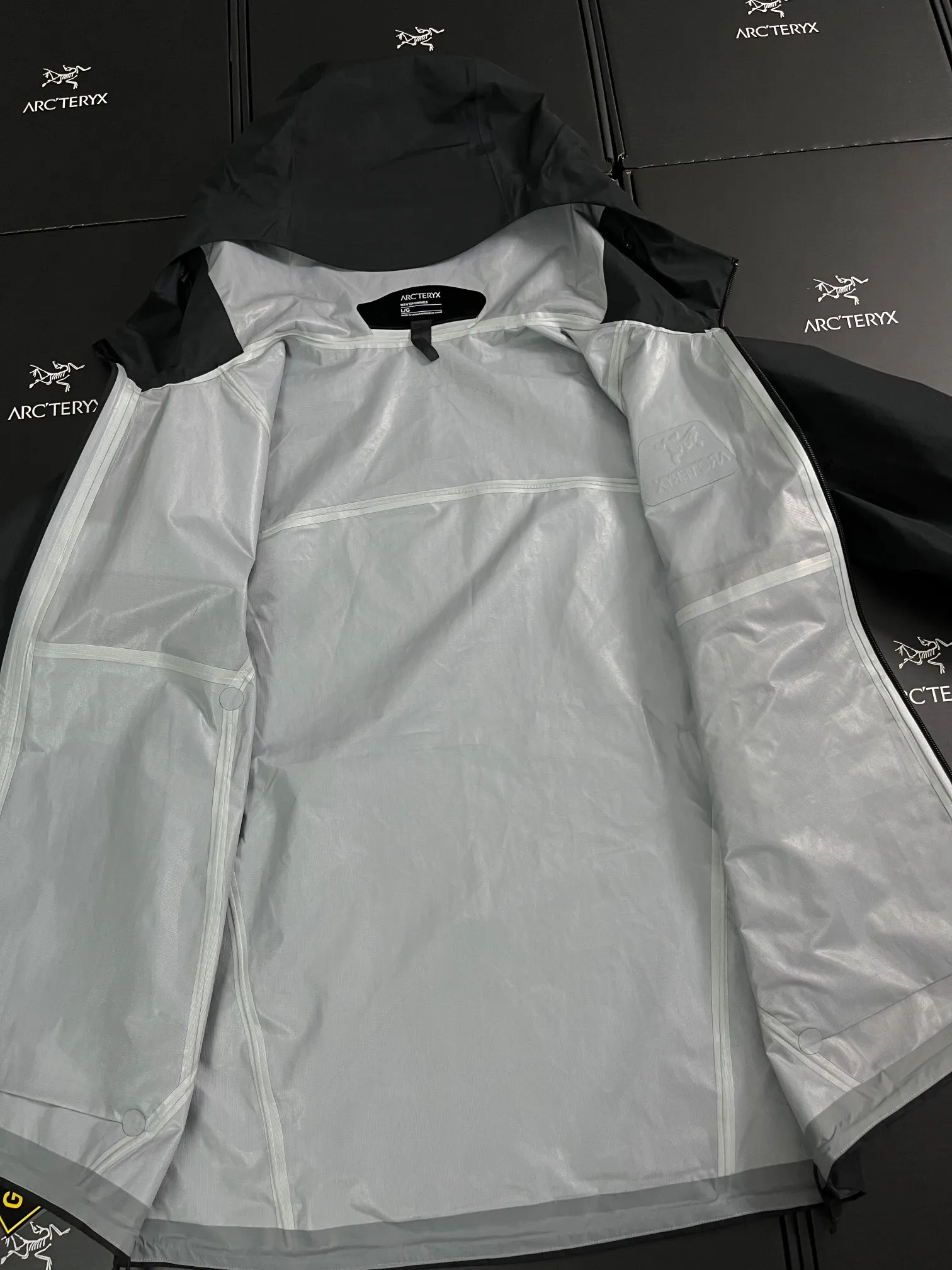 Black ARC‘TERYX BETA LT GORE-TEX Jacket-Men's Yb 3D ， Tri-Durance ， ） Factory 📃 🔍 ， YKK ， ， ， 。 Beta LT ， 。 bluesign@ N 13LGORE-TEX ， Wear-Resistant， 、 Breathable， 。 Storm Hood™ ， Water Tight™ ， ， ， 。 ，VISLON ， Velcro ， Zip-in， ARC TERYX BETA： 。 LT ： ， Wear-Resistant。 GORE-TEX： 、 、Breathable 。 BRTA LT Arc’teryx ， ， ， 。 ：Black Retro Size：S/M/L/XL/XXL ： 81 83 86 88 90 ：117 122 128 132 136 ： 59 61 64 66 68 ： 53 55 58 60 62 S 80-120 M 110-150 L 140-170 XL 160 XXL 180 os ～